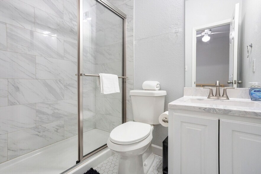 Building Photo - 1005 W 23rd St