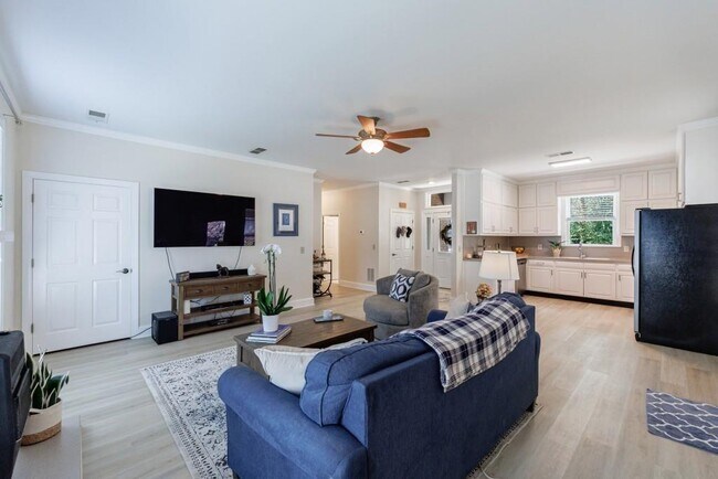 Building Photo - 390 Alpine Dr