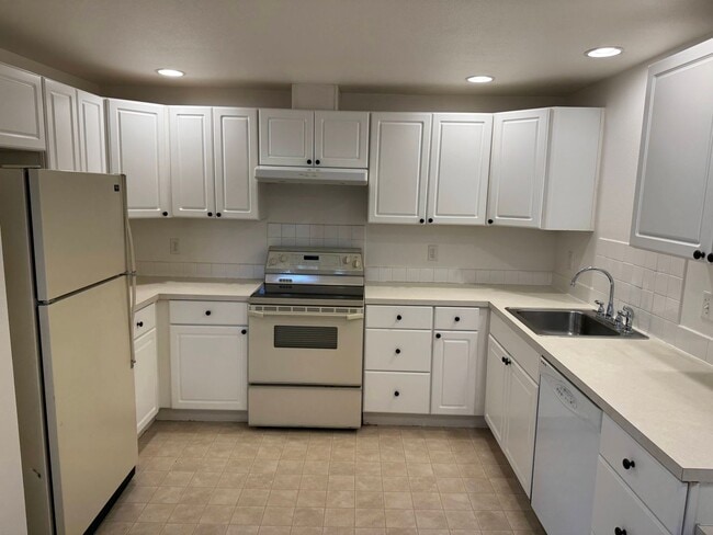 Building Photo - 2 Bedroom Duplex in S. Eugene/Campus Area Eugene