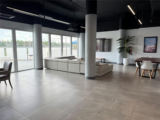 Building Photo - 900 Bay Dr