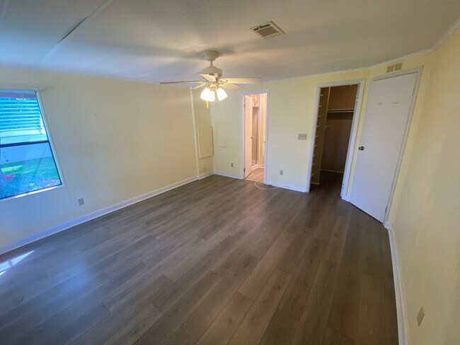 Building Photo - Beautiful 2 + 2, ANNUAL Lease In Orange Bl...