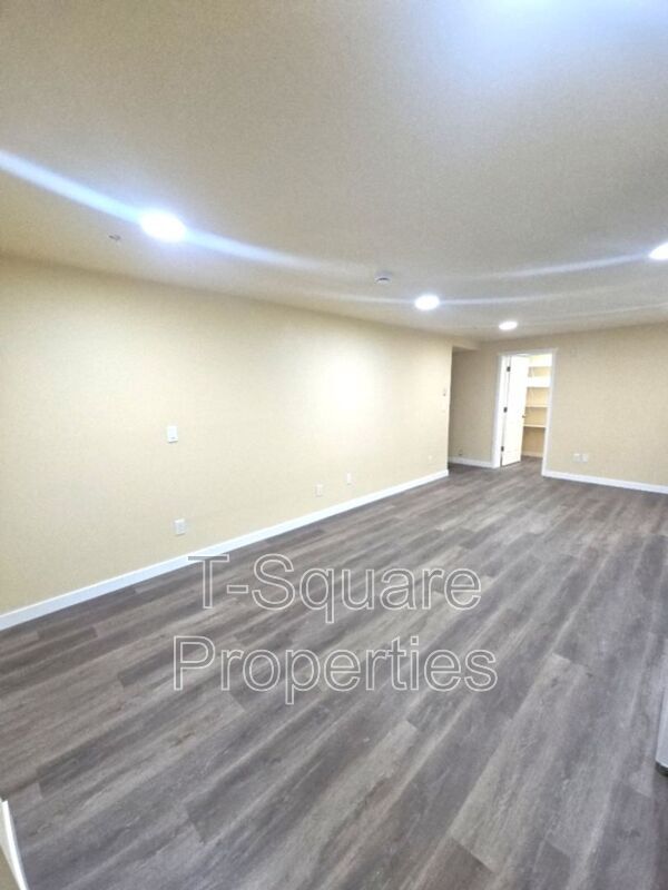 Building Photo - 7041 S 116th Pl