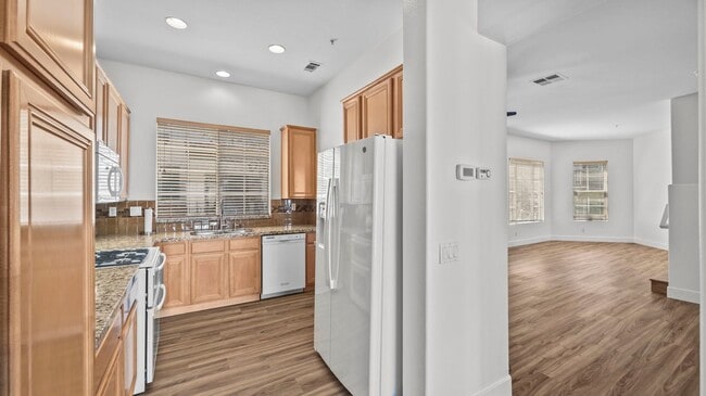 Building Photo - Tri-Level Townhome in Tustin