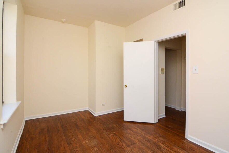 Building Photo - 3145 W Medill Ave