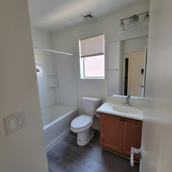 Building Photo - 2982 N Daisy Dr