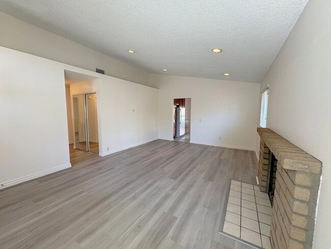 Building Photo - Beautiful Home in a Cul-de sac