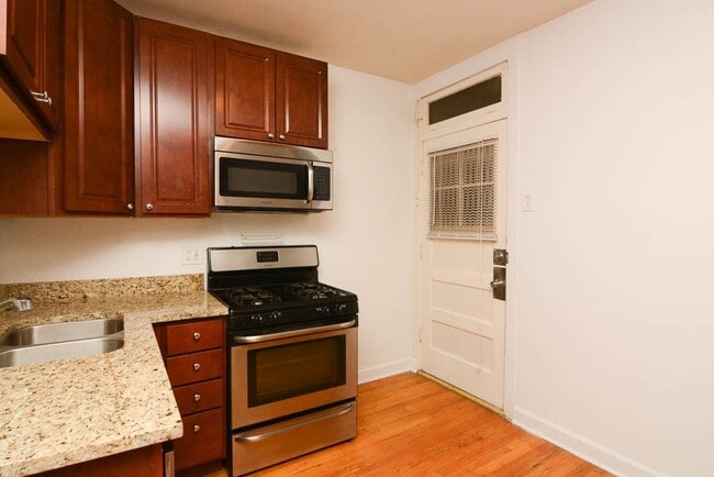 Building Photo - 2242 W Ainslie St