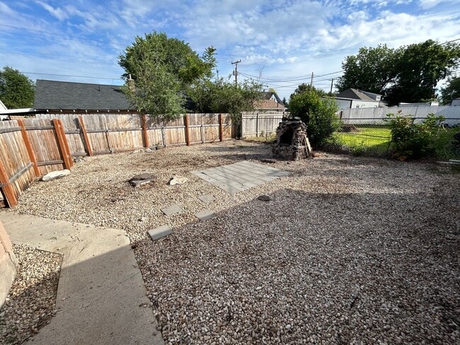 Building Photo - 2 bedroom 1 bath super cute cottage / Less than a mile from Northwest Nazarene, great location!