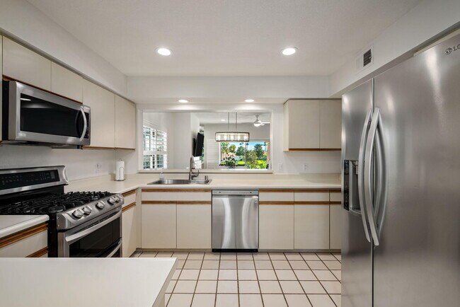 Building Photo - 270 Vista Royale Cir E