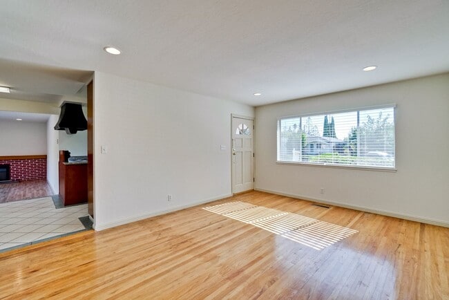 Building Photo - 1109 White Cliff Dr