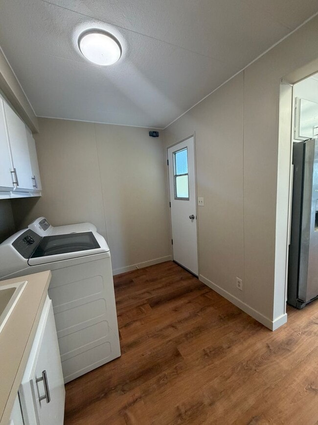 Building Photo - 3 Bedroom, 2.5 Bath - Three Bay garage