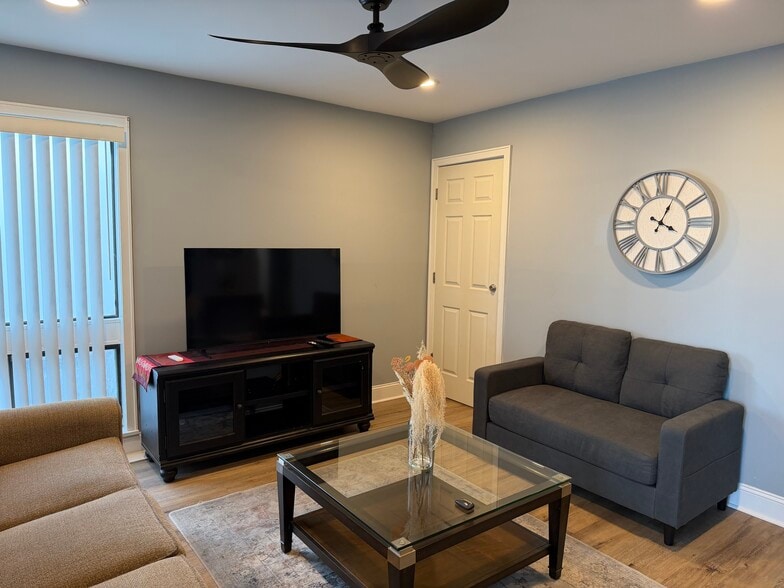 Building Photo - 1025 Plantation Dr W