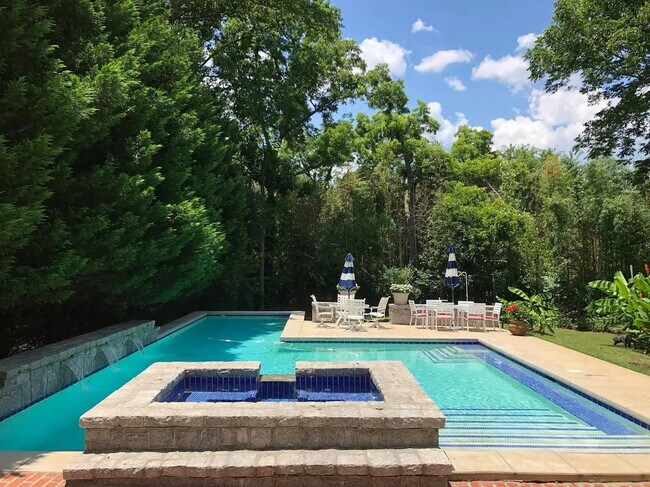 Building Photo - 236 Howard St NE