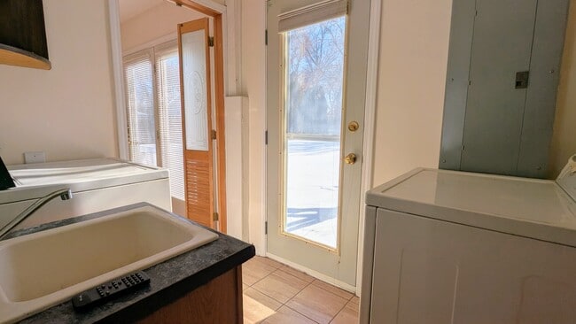 Building Photo - 709 W Kenilworth Ave