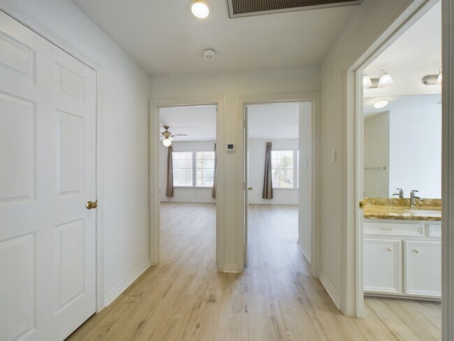 Building Photo - 5627 Winsome Ln