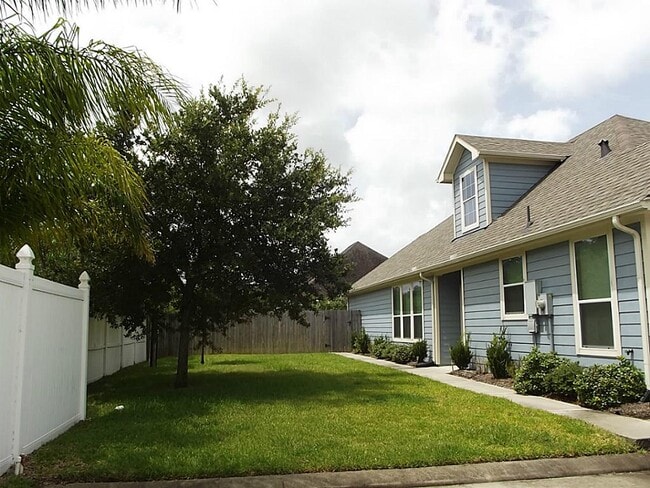 Building Photo - 2801 Sand Dune Dr