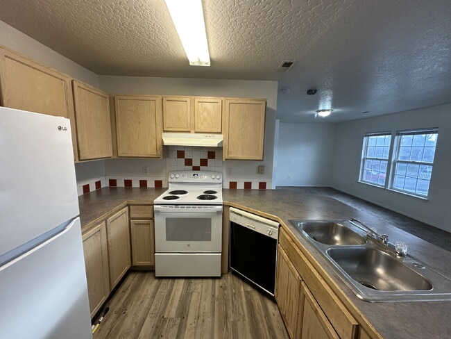 Building Photo - 112 Davis Ave