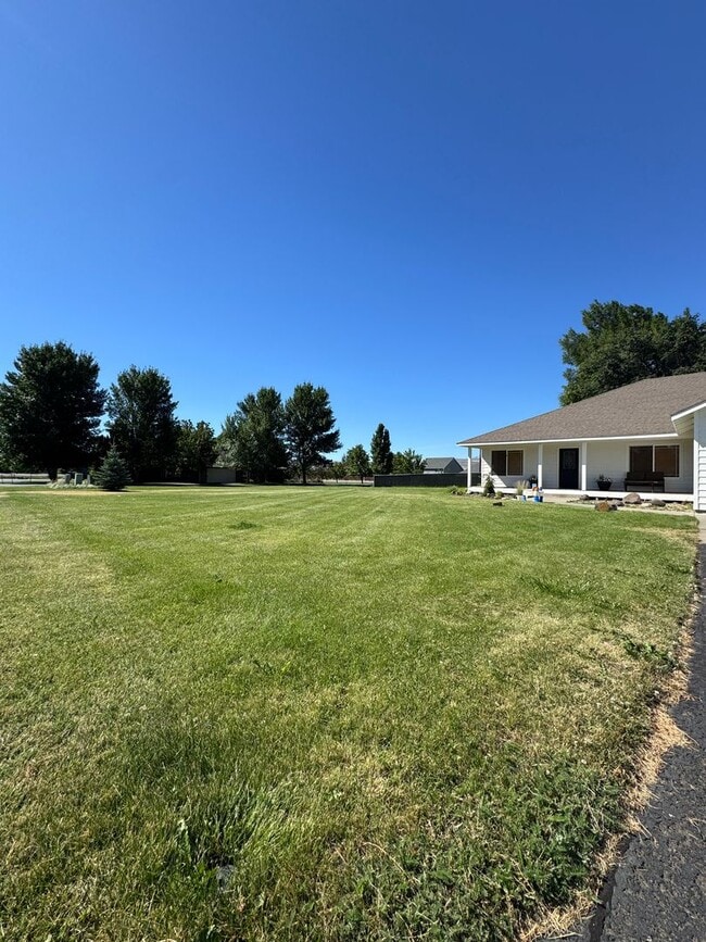 Building Photo - Expansive & Modern 4-Bedroom Home for Rent