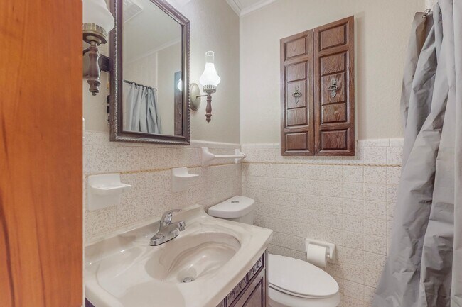 Building Photo - Charming 3-Bedroom Gem with Mid-Century Fl...