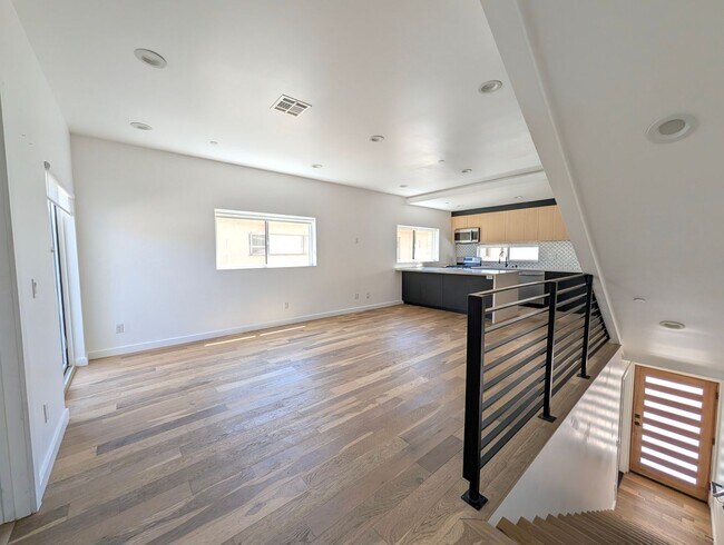 Building Photo - 4260 Laurel Canyon Blvd