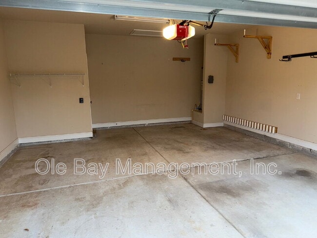 Building Photo - 10013 Summer Woods Cir N