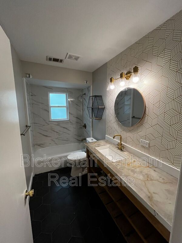 Building Photo - 5615 Buxton Dr