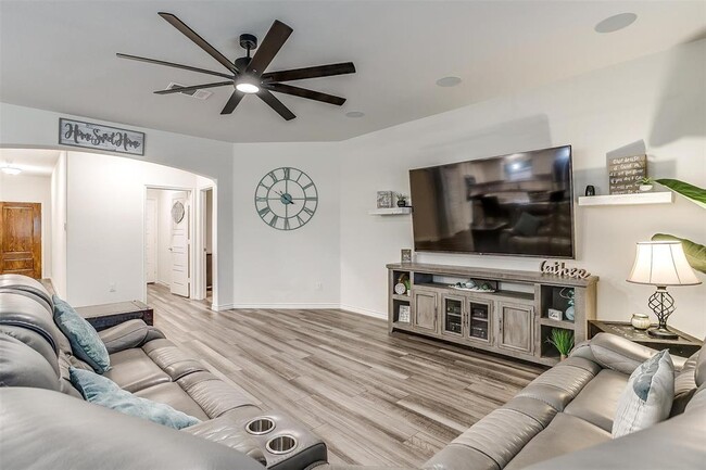 Building Photo - 3309 Comal Dr