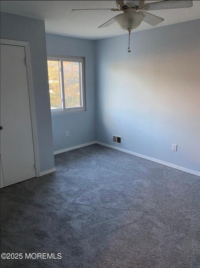 Building Photo - 185 Clubhouse Dr