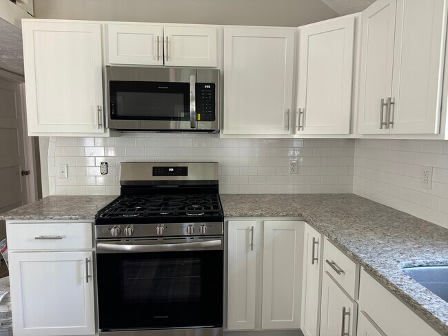 Building Photo - 285 1/2 Walnut St