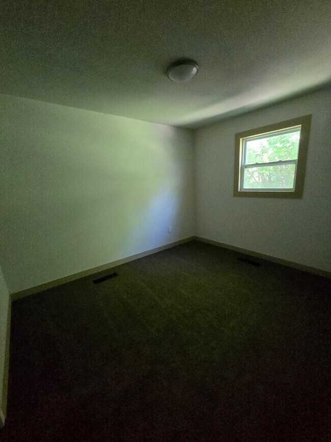 Building Photo - 3 bedroom 1 bath house