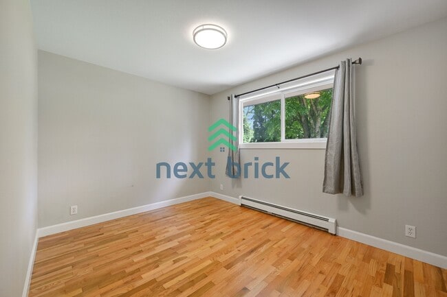 Building Photo - 4 Bed and 2 Bath Remodeled Single-family House Available!