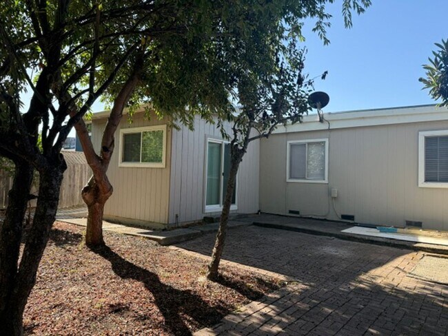 Building Photo - 3 bedroom 2 Bath House with 2 car garage in Rohnert Park