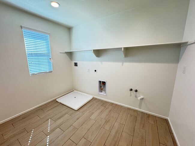 Building Photo - Newly built 5 + 3 With Solar! $4000/Month