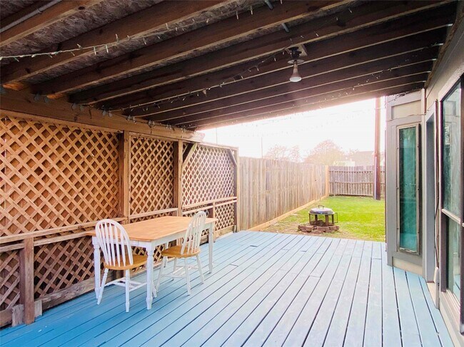 Building Photo - 2001 Highland Hills Dr