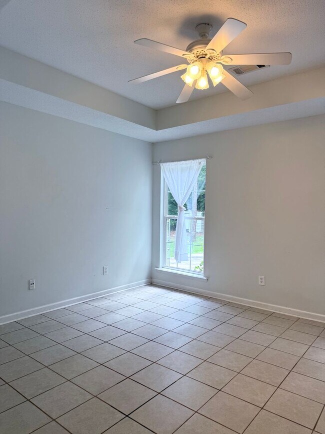 Building Photo - Large 3 bed, 2 bath home in Harwell Hills
