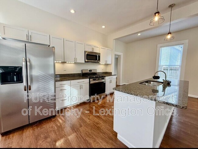 Building Photo - 611 N Broadway