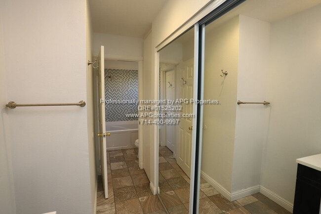 Building Photo - 2 Bedroom / 1.5 Bathroom condo with 2 car ...