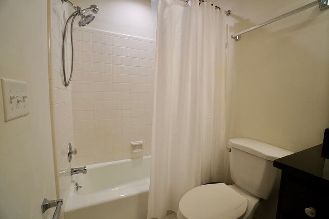 Building Photo - 2 Bed 2 Bath in Desirable Green Hills!