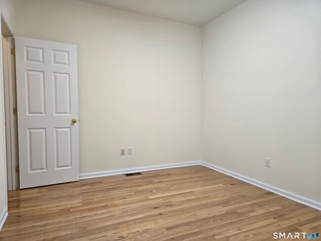 Building Photo - 511 Elm St