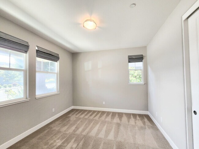 Building Photo - Spacious 5 bedroom house