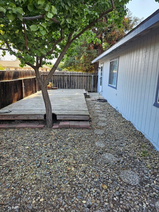 Building Photo - 1748 E Beech Ave