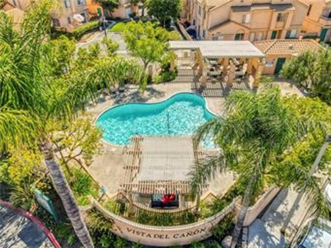 Building Photo - Cute & Private End Unit 3+2.5 Light & Brig...