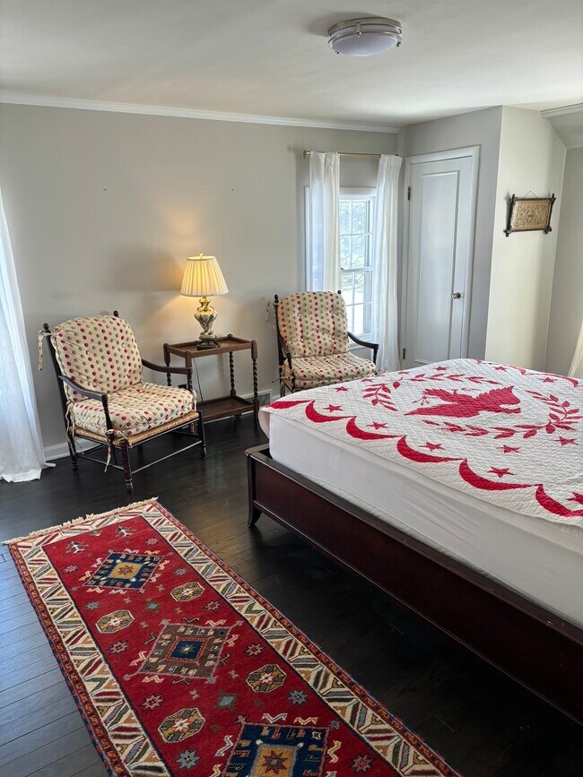 Master bedroom - 904 S Jordan Ave