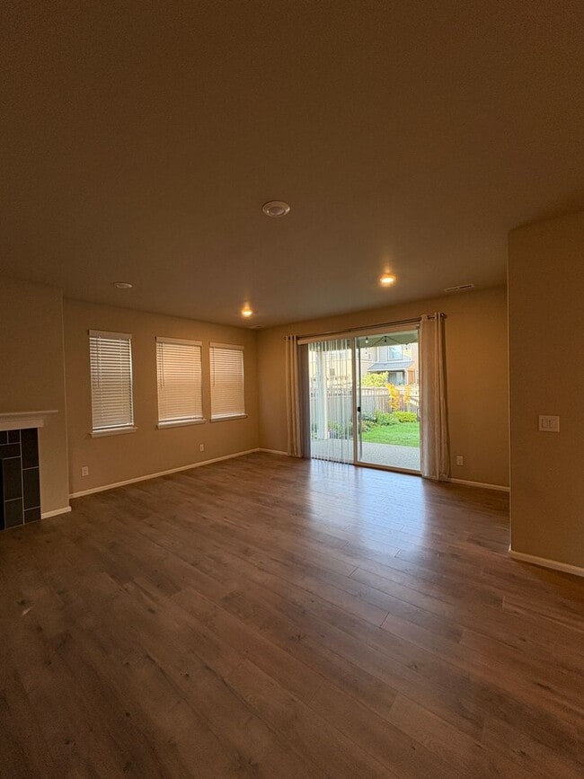 Building Photo - Beautiful Ten Trails Fenced Home with 2 Ca...