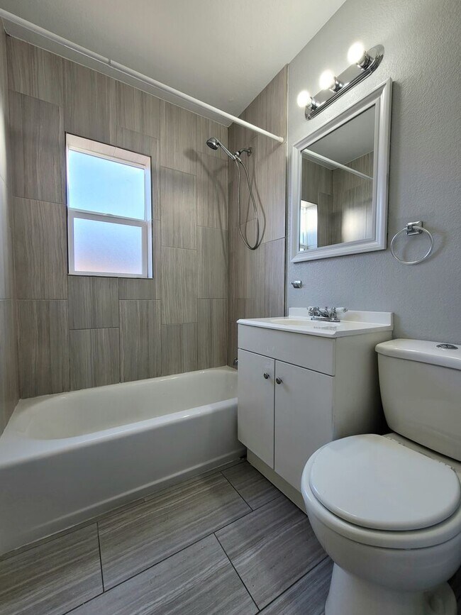 Building Photo - 224 N 13th St