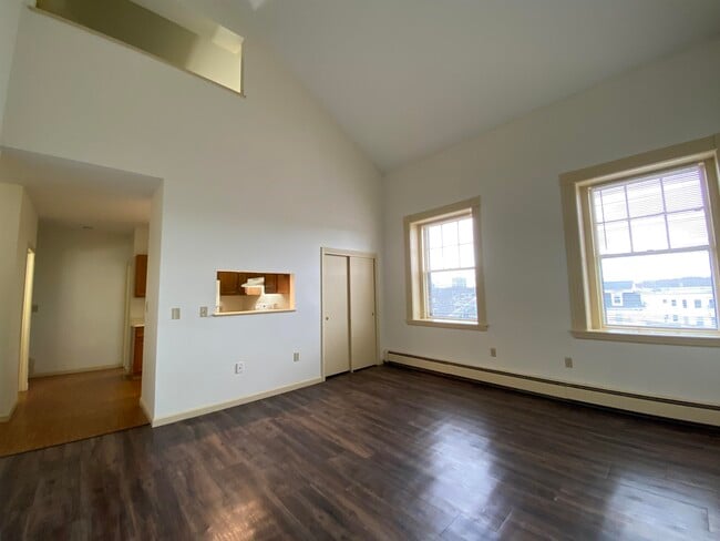 Building Photo - 521 Pine St