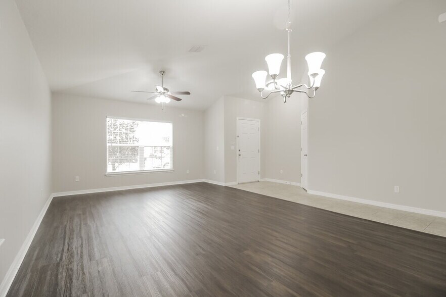 Building Photo - 1121 Maumee St