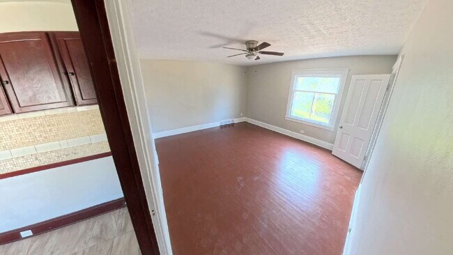 Building Photo - 4 Bedroom 2-Story Duplex - Avail Now!
