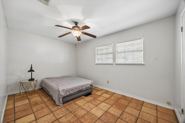 Building Photo - 420 High Mesa Dr