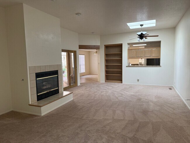 Building Photo - Desirable 3 Bed 2 Bath 2 Car Garage